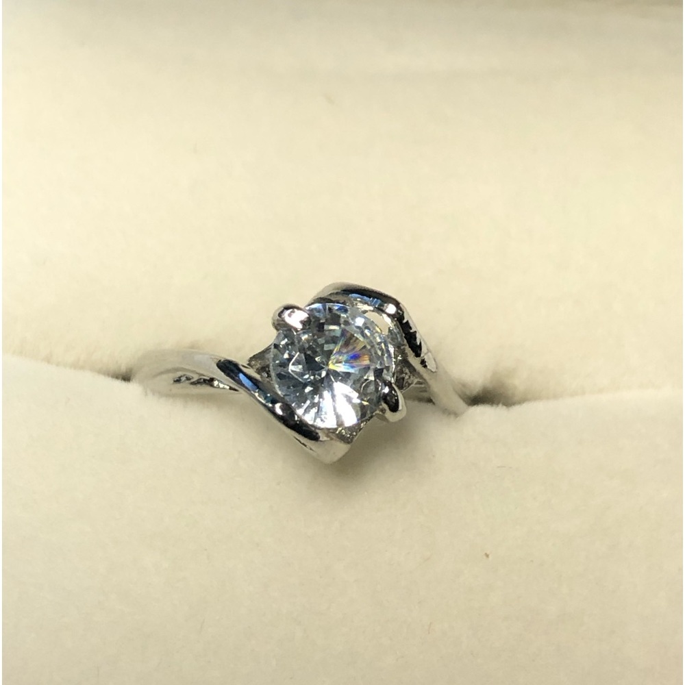 Certified GRA 1.0ct Moissanite Round